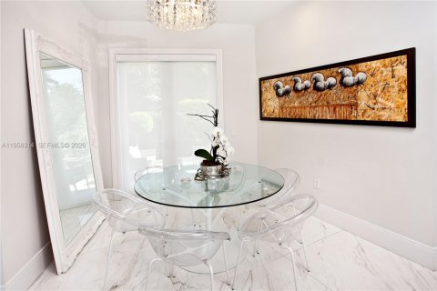 House in Coral Gables, Florida 6 bedrooms, 608.32 sq.m. № 2020757 - photo 8