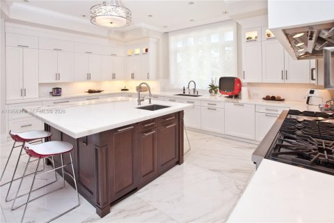 House in Coral Gables, Florida 6 bedrooms, 608.32 sq.m. № 2020757 - photo 5