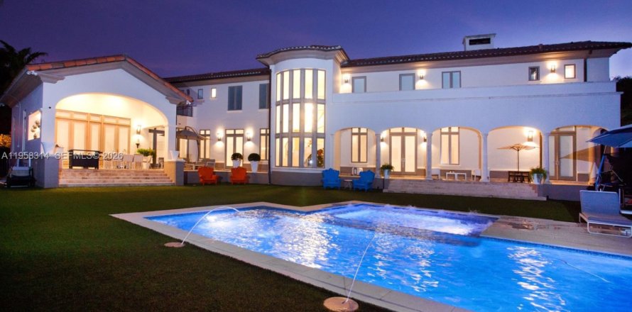House in Coral Gables, Florida 6 bedrooms, 608.32 sq.m. № 2020757
