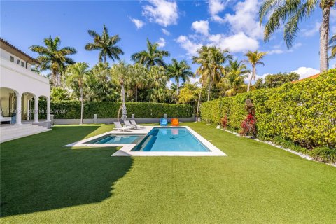 House in Coral Gables, Florida 6 bedrooms, 608.32 sq.m. № 2020757 - photo 28