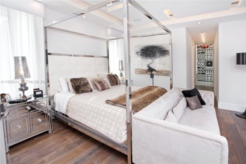 House in Coral Gables, Florida 6 bedrooms, 608.32 sq.m. № 2020757 - photo 12