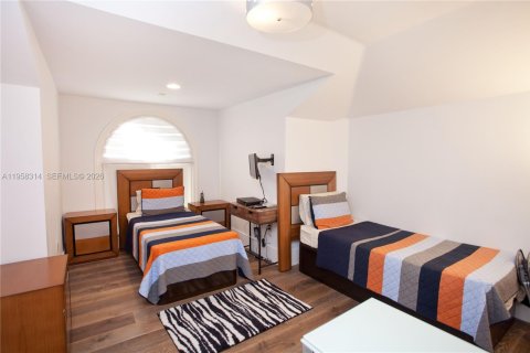 House in Coral Gables, Florida 6 bedrooms, 608.32 sq.m. № 2020757 - photo 18