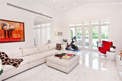 House in Coral Gables, Florida 6 bedrooms, 608.32 sq.m. № 2020757 - photo 10