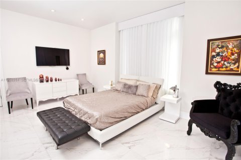 House in Coral Gables, Florida 6 bedrooms, 608.32 sq.m. № 2020757 - photo 17