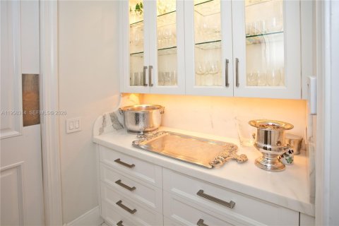 House in Coral Gables, Florida 6 bedrooms, 608.32 sq.m. № 2020757 - photo 7