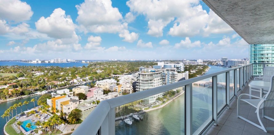 Condominio en Miami Beach, Florida, 2 dormitorios  № 1892130
