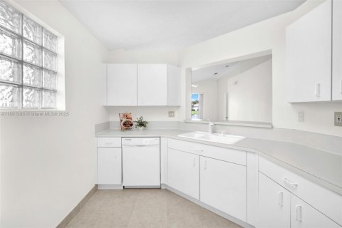House in Weston, Florida 3 bedrooms, 131.55 sq.m. № 1944112 - photo 9