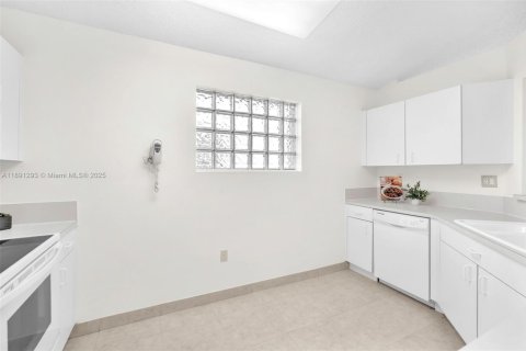 House in Weston, Florida 3 bedrooms, 131.55 sq.m. № 1944112 - photo 11