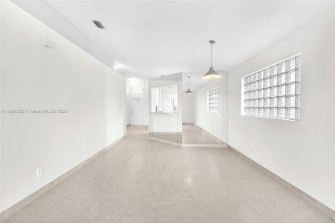 House in Weston, Florida 3 bedrooms, 131.55 sq.m. № 1944112 - photo 14