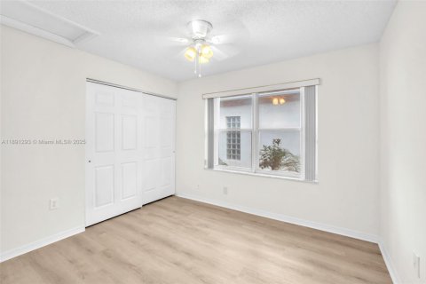House in Weston, Florida 3 bedrooms, 131.55 sq.m. № 1944112 - photo 13