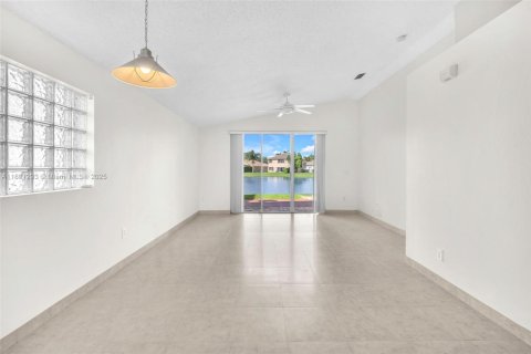 House in Weston, Florida 3 bedrooms, 131.55 sq.m. № 1944112 - photo 5