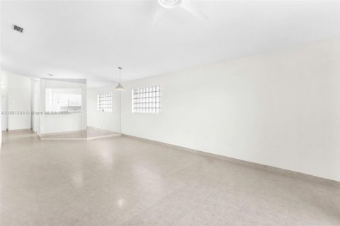 House in Weston, Florida 3 bedrooms, 131.55 sq.m. № 1944112 - photo 16