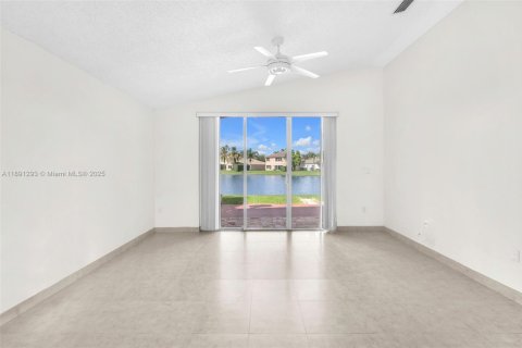 House in Weston, Florida 3 bedrooms, 131.55 sq.m. № 1944112 - photo 15