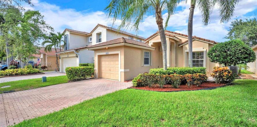 House in Weston, Florida 3 bedrooms, 131.55 sq.m. № 1944112