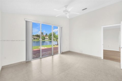 House in Weston, Florida 3 bedrooms, 131.55 sq.m. № 1944112 - photo 17