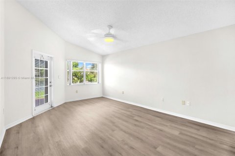House in Weston, Florida 3 bedrooms, 131.55 sq.m. № 1944112 - photo 19