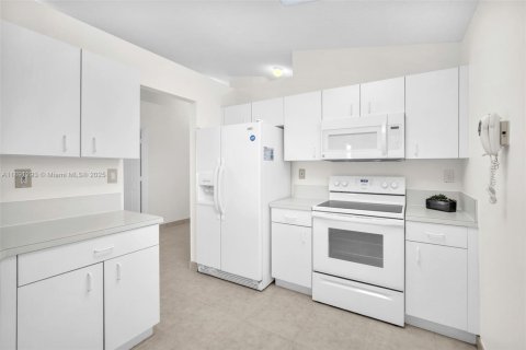 House in Weston, Florida 3 bedrooms, 131.55 sq.m. № 1944112 - photo 10