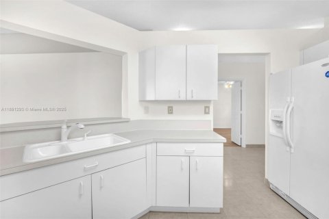 House in Weston, Florida 3 bedrooms, 131.55 sq.m. № 1944112 - photo 8