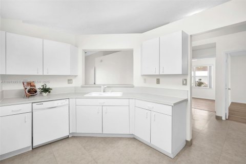 House in Weston, Florida 3 bedrooms, 131.55 sq.m. № 1944112 - photo 7