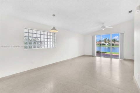 House in Weston, Florida 3 bedrooms, 131.55 sq.m. № 1944112 - photo 6