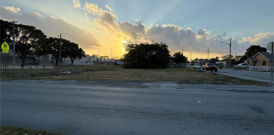 Commercial property in Homestead, Florida № 2081264