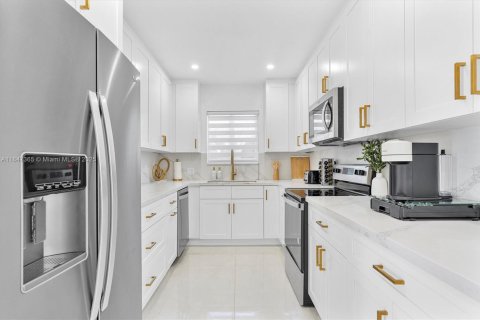 Casa en venta en Miami, Florida, 5 dormitorios, 148.55 m2 № 1845791 - foto 19