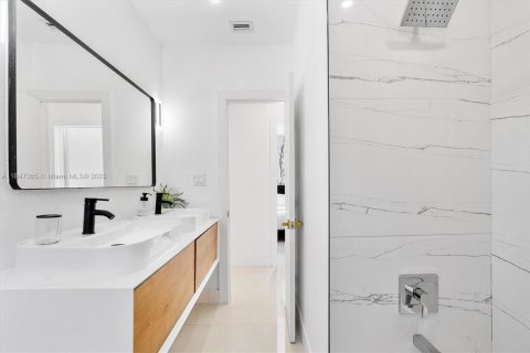 Casa en venta en Miami, Florida, 5 dormitorios, 148.55 m2 № 1845791 - foto 30