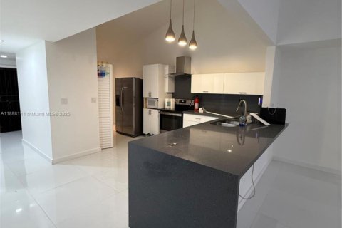 House in Miami, Florida 2 bedrooms, 146.79 sq.m. № 1942233 - photo 1