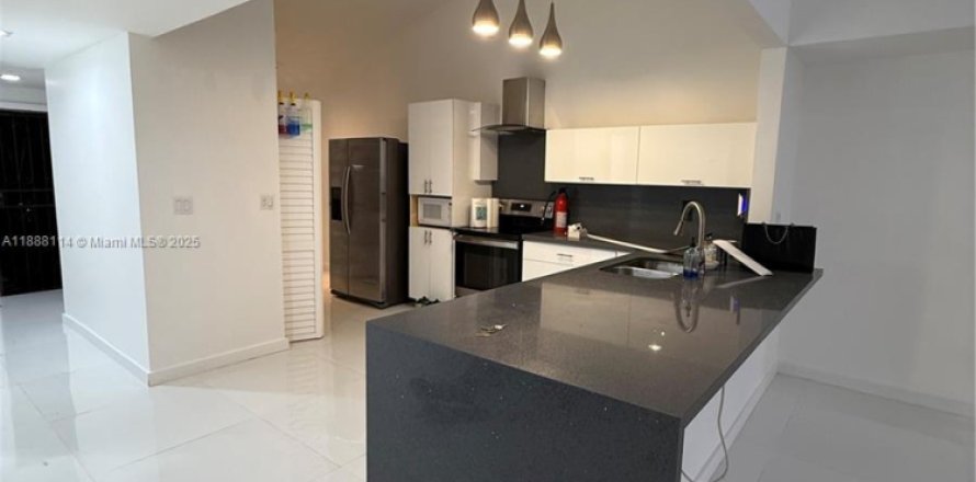 House in Miami, Florida 2 bedrooms, 146.79 sq.m. № 1942233
