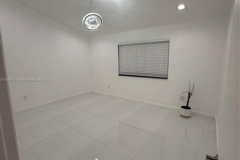 House in Miami, Florida 2 bedrooms, 146.79 sq.m. № 1942233 - photo 4