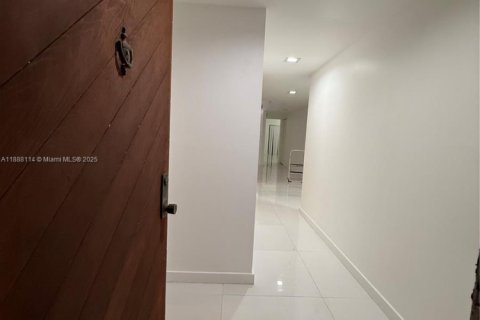 House in Miami, Florida 2 bedrooms, 146.79 sq.m. № 1942233 - photo 13