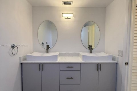 House in Miami, Florida 2 bedrooms, 146.79 sq.m. № 1942233 - photo 7