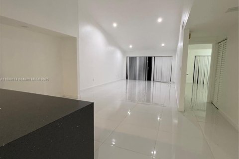 House in Miami, Florida 2 bedrooms, 146.79 sq.m. № 1942233 - photo 2