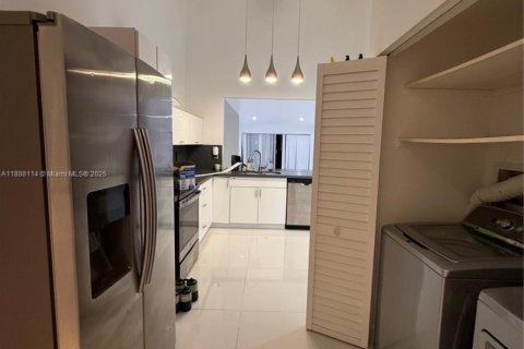 House in Miami, Florida 2 bedrooms, 146.79 sq.m. № 1942233 - photo 3