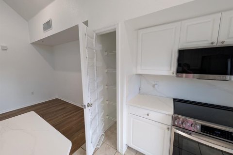 Copropriété à louer à Sarasota, Floride: 2 chambres, 106 m2 № 2384178 - photo 12