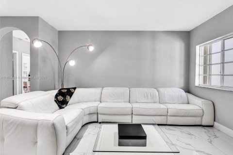 Casa en venta en Miami Lakes, Florida, 3 dormitorios, 155.43 m2 № 1968184 - foto 6