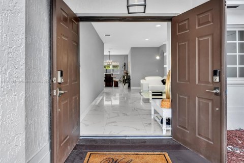 Casa en venta en Miami Lakes, Florida, 3 dormitorios, 155.43 m2 № 1968184 - foto 4