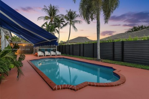 Casa en venta en Miami Lakes, Florida, 3 dormitorios, 155.43 m2 № 1968184 - foto 2