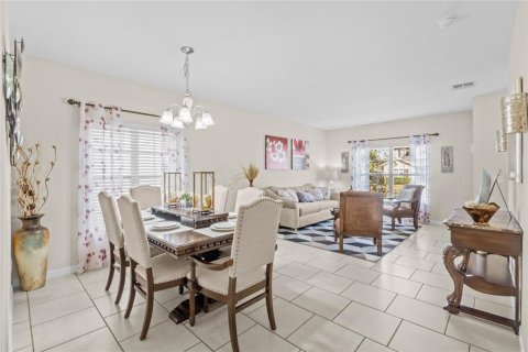 House in Sorrento, Florida 4 bedrooms, 240.06 sq.m. № 1551503 - photo 4