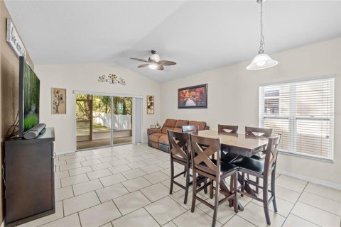 House in Sorrento, Florida 4 bedrooms, 240.06 sq.m. № 1551503 - photo 12