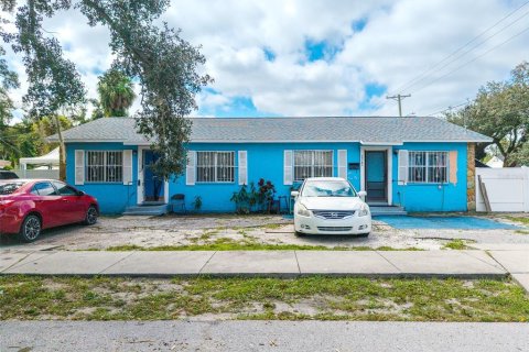 Immobilier commercial à vendre à Tampa, Floride: 4 chambres, 155.52 m2 № 2385615 - photo 2