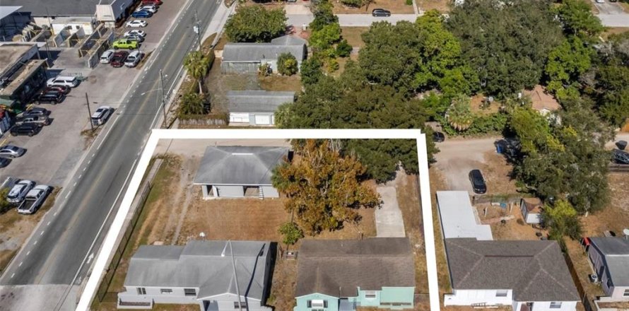 House in Saint Petersburg, Florida 4 bedrooms, 179.77 sq.m. № 2098737