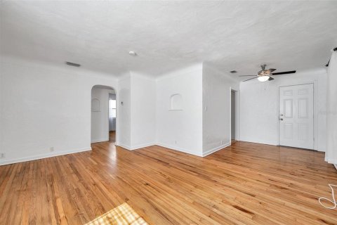 House in Saint Petersburg, Florida 4 bedrooms, 179.77 sq.m. № 2098737 - photo 12