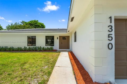 House in Coral Springs, Florida 4 bedrooms, 170.57 sq.m. № 1728090 - photo 3