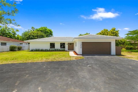 House in Coral Springs, Florida 4 bedrooms, 170.57 sq.m. № 1728090 - photo 1
