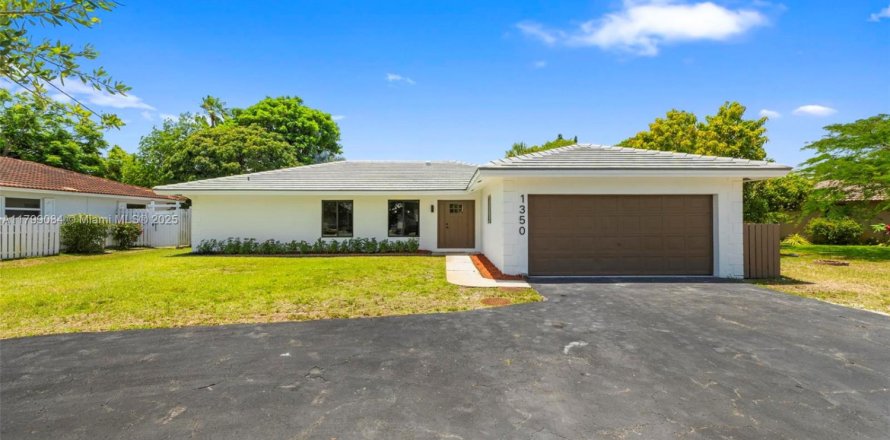 House in Coral Springs, Florida 4 bedrooms, 170.57 sq.m. № 1728090