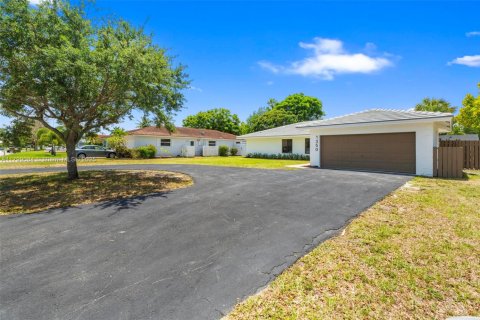 House in Coral Springs, Florida 4 bedrooms, 170.57 sq.m. № 1728090 - photo 2