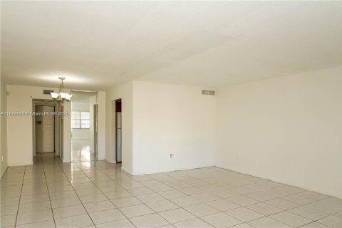 Condominio en venta en North Miami, Florida, 1 dormitorio, 94.11 m2 № 1981377 - foto 2