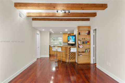 Condominio en venta en Miami Beach, Florida, 2 dormitorios, 78.6 m2 № 2077159 - foto 2
