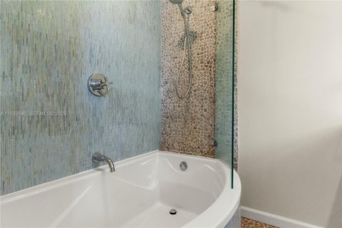 Condominio en venta en Miami Beach, Florida, 2 dormitorios, 78.6 m2 № 2077159 - foto 13